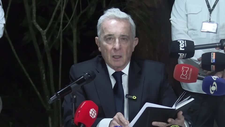 Tribunal anula condenas de Uribe