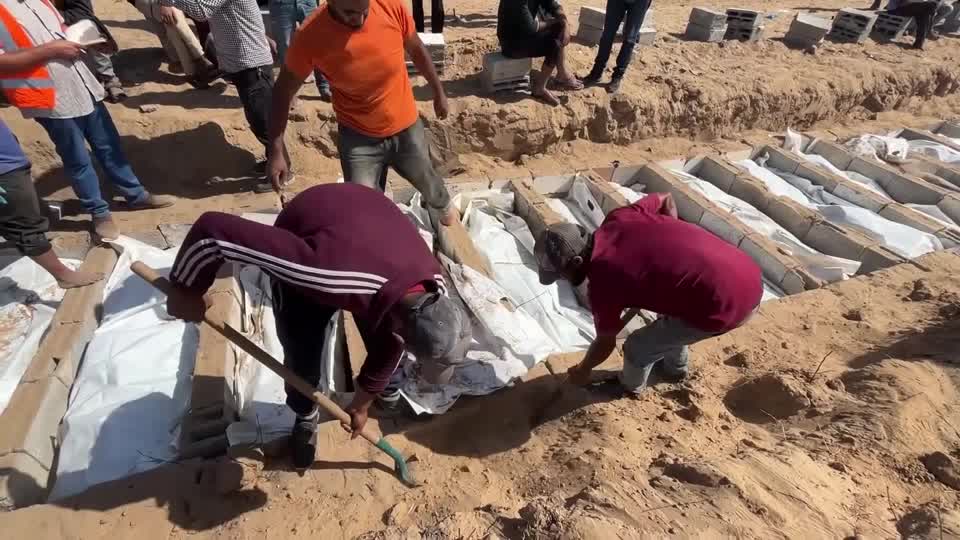 Gaza entierra 54 cuerpos no identificados entregados por Israel