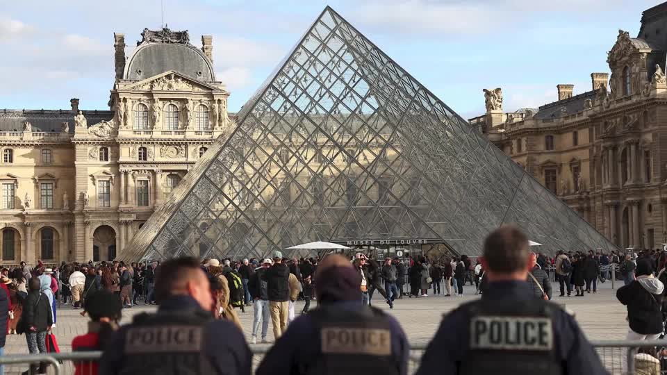 Detenidos dos sospechosos por robo de joyas del Louvre valuado en €88 millones