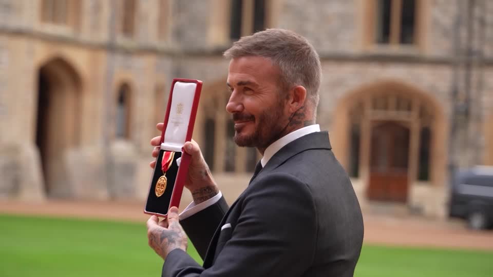 David Beckham recibe el título de caballero