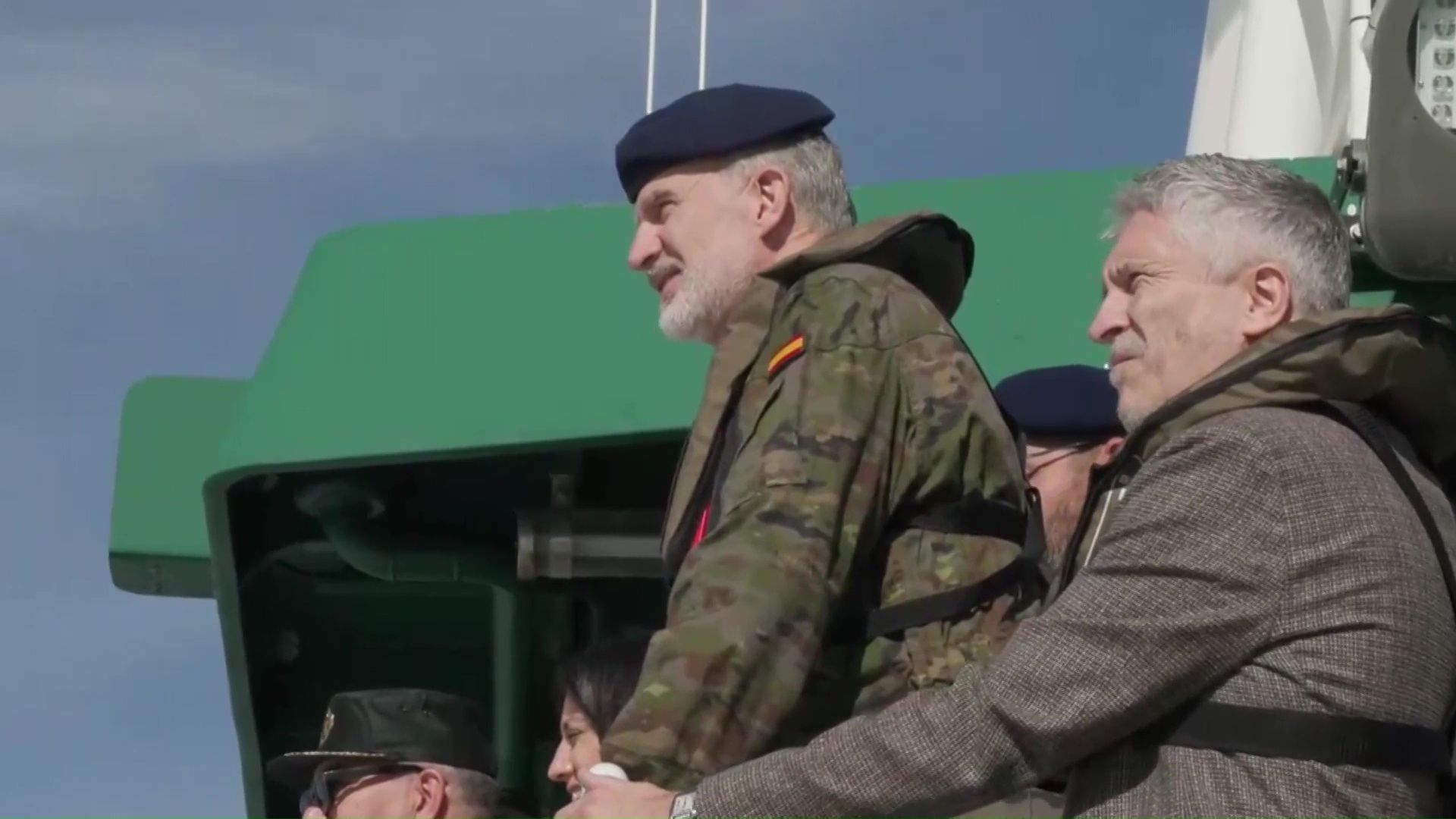 El rey Felipe presencia maniobras marítimas en Cádiz