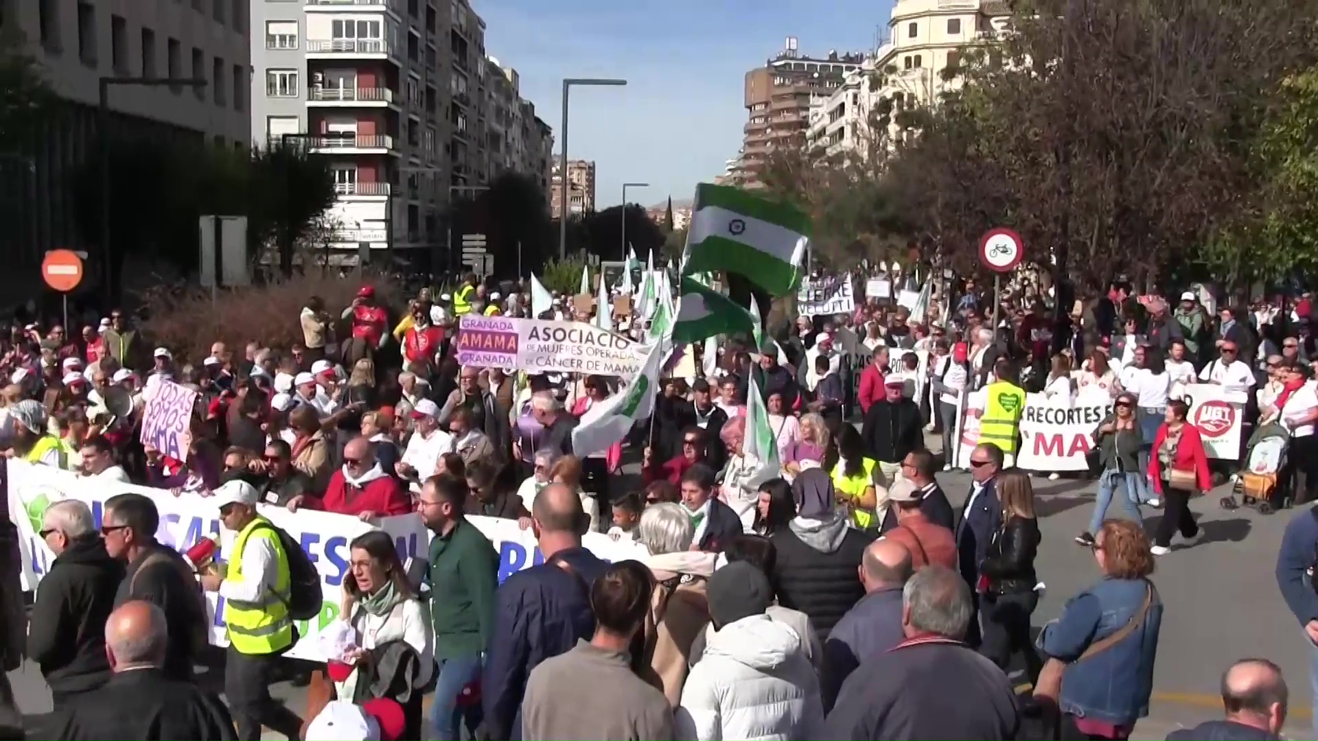 Miles protestan en Andalucía contra los recortes sanitarios