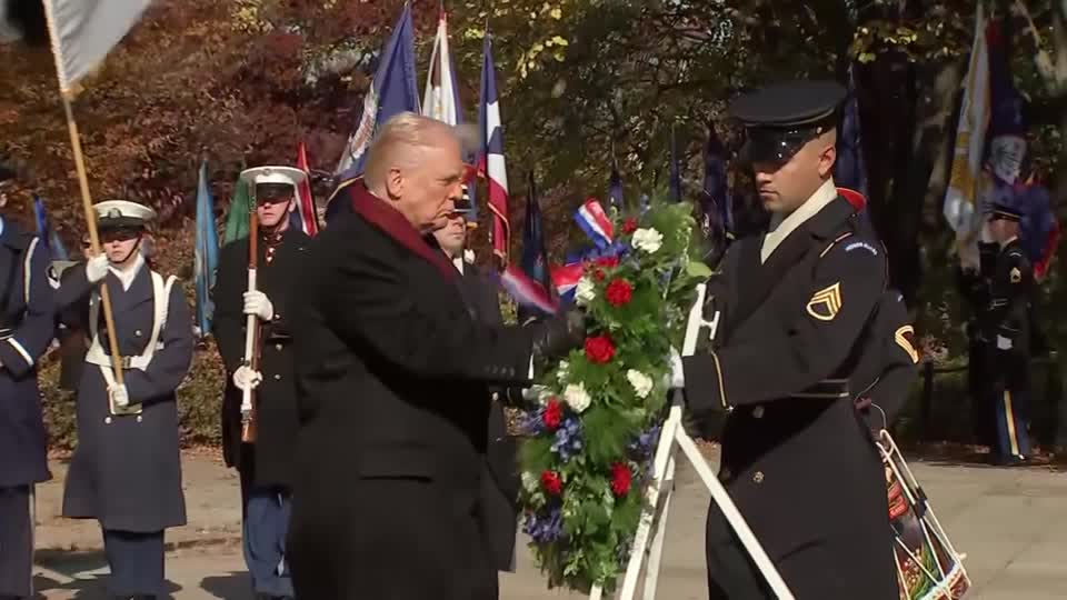 Trump rinde homenaje a veteranos en Mar-a-Lago