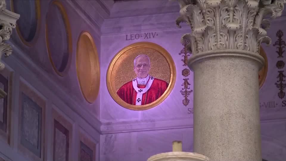 Mosaico con retrato del Papa es inaugurado en Roma