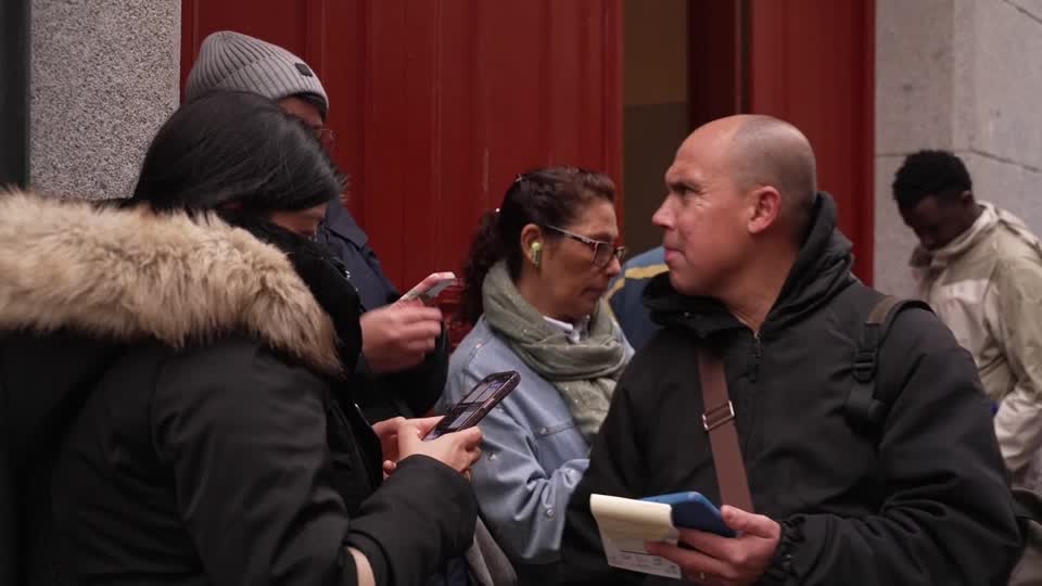 Migrantes hacen cola mientras España abre regularización