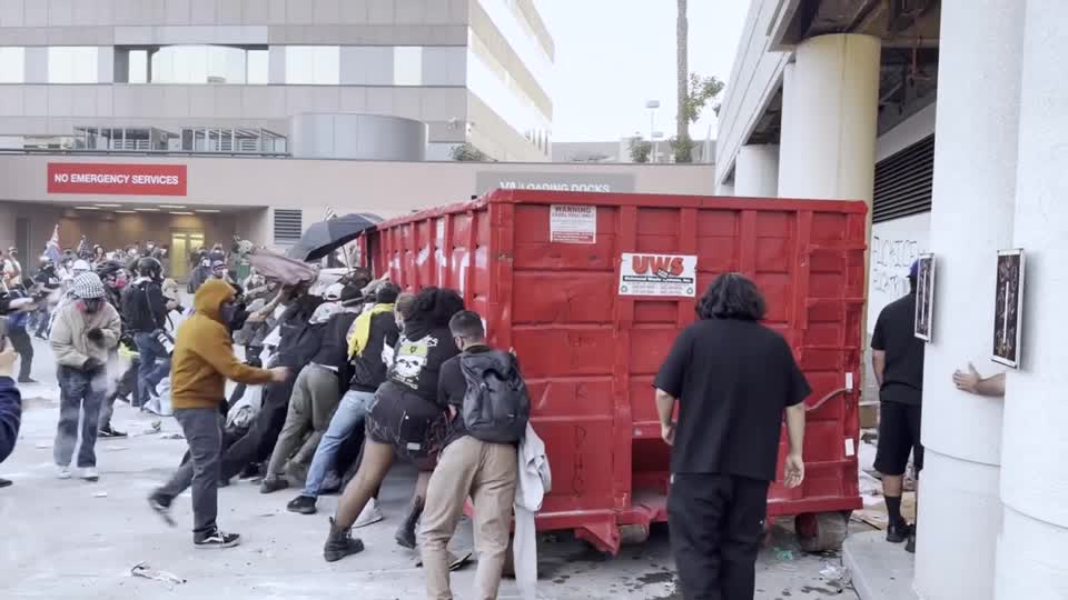 Protestas estallan frente a centro del ICE en Los Ángeles