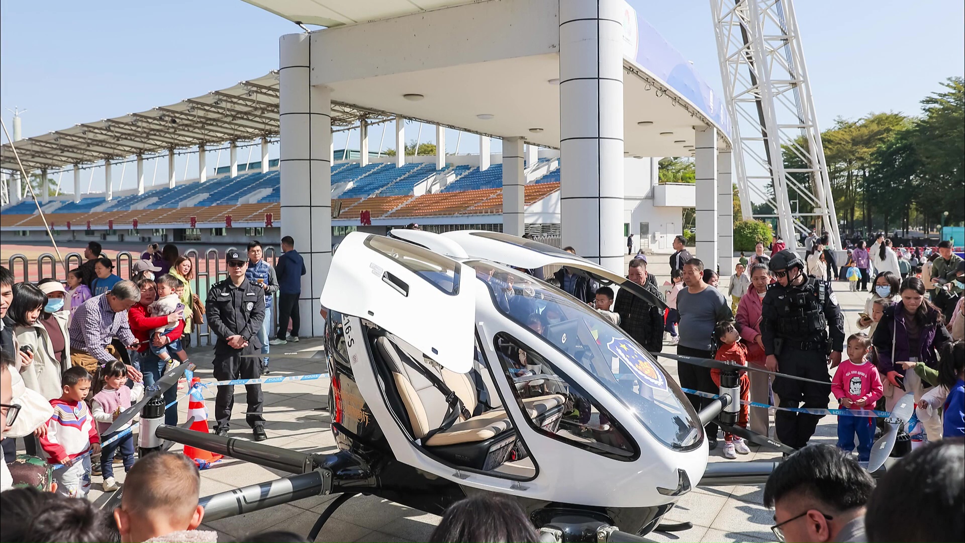 China despliega su primer dron policial tripulado