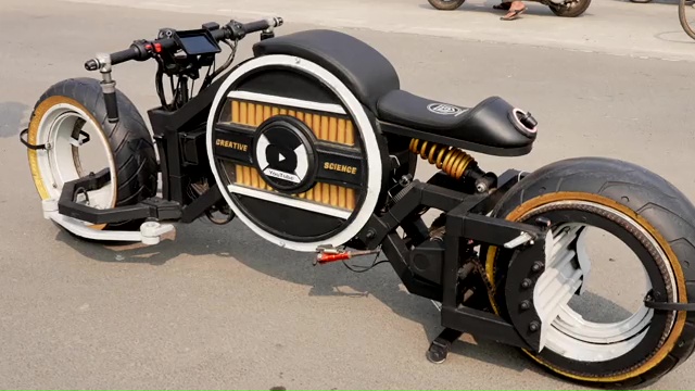 Estudiantes indios presentan una superbike eléctrica con IA