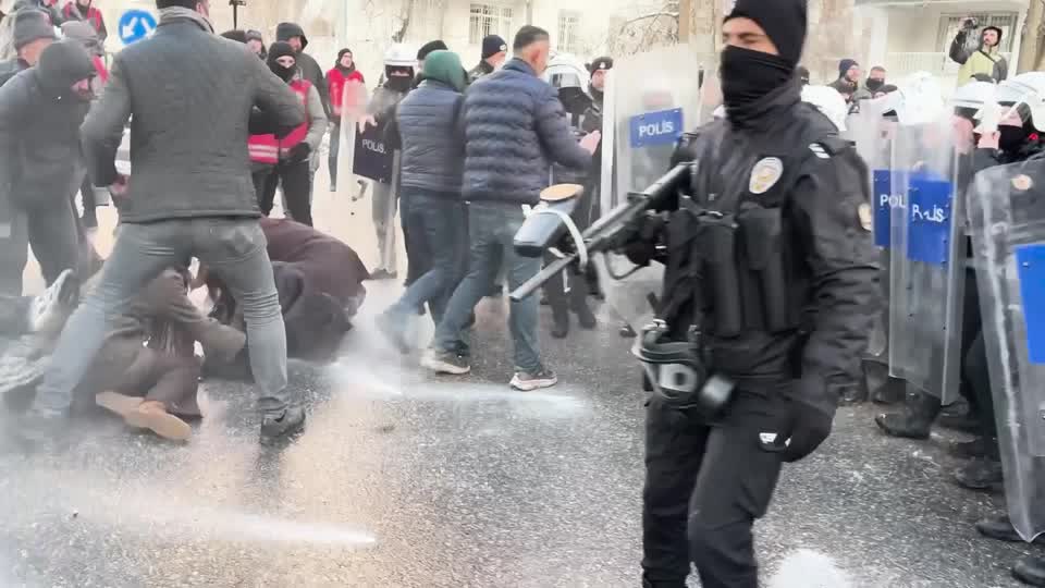 La policía turca dispersa protestas prokurdas