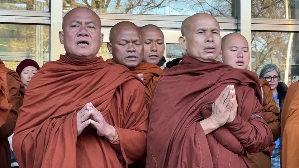 Monjes budistas llevan caminata por la paz a Richmond