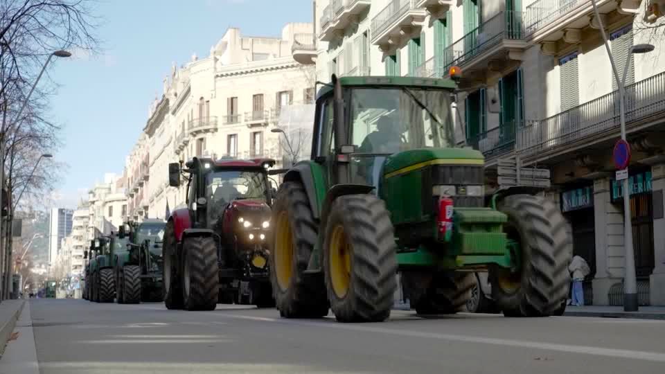 Agricultores catalanes bloquean carreteras de Barcelona
