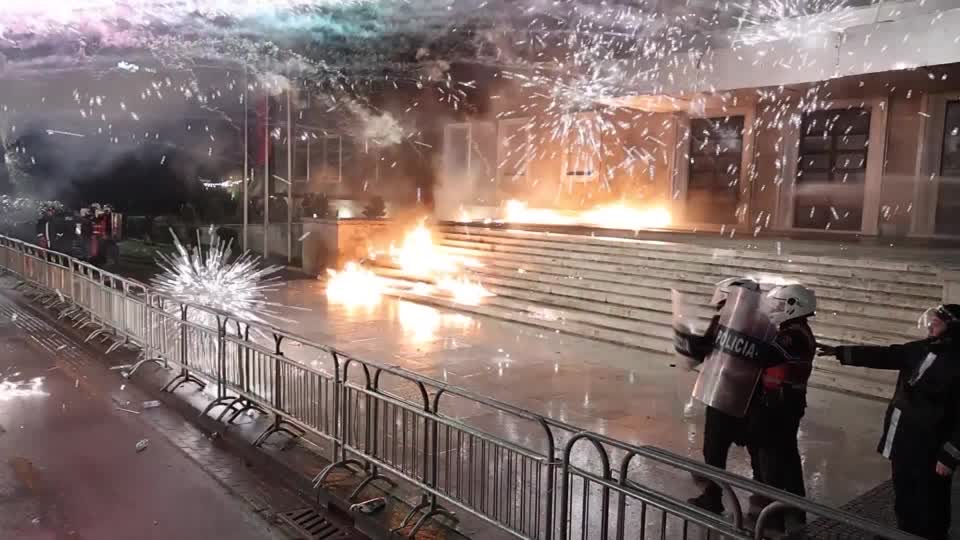 Protestas estallan en Albania por acusaciones de corrupción