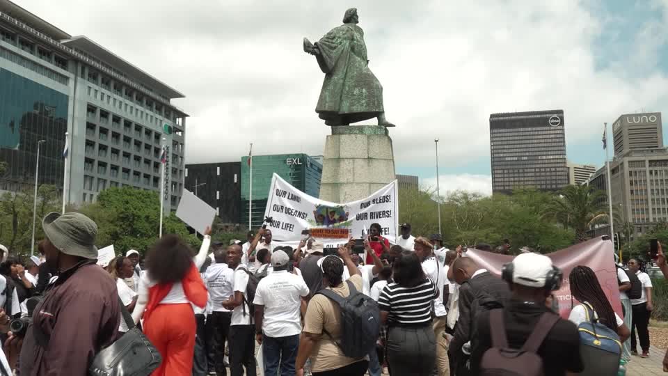 Activistas protestan en Mining Indaba