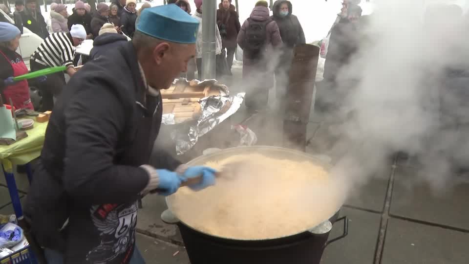 Voluntarios kazajos ayudan a Kiev