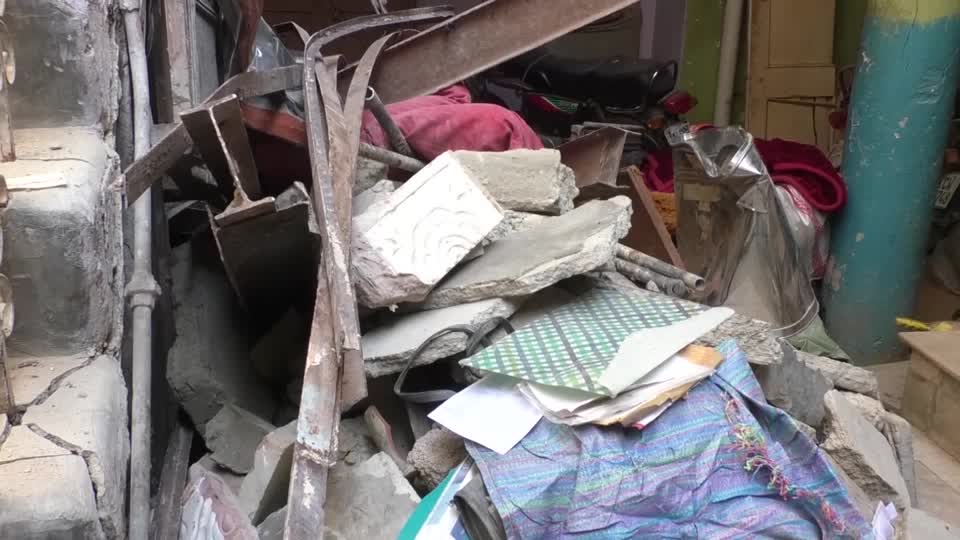 Explosión derrumba edificio en Karachi