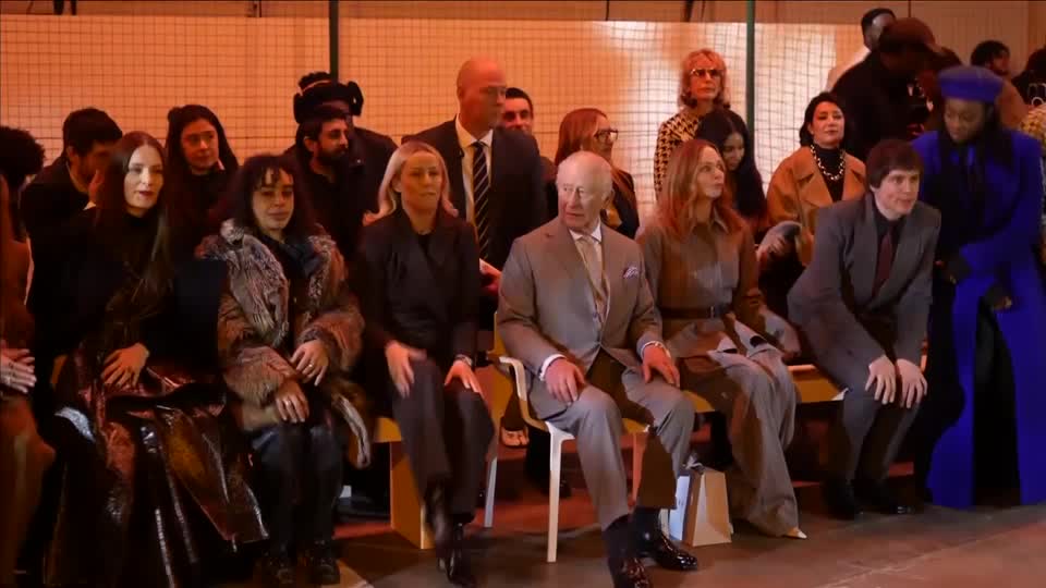 Rey asiste a evento en medio de investigación