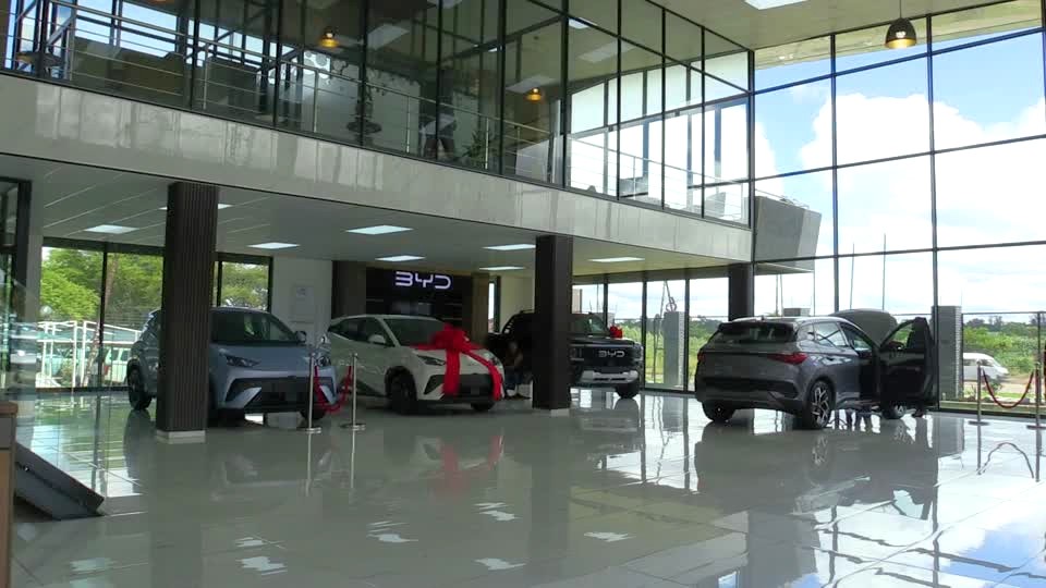 Autos eléctricos chinos avanzan en Zimbabue