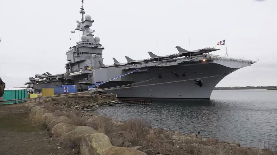Francia despliega portaaviones Charles de Gaulle