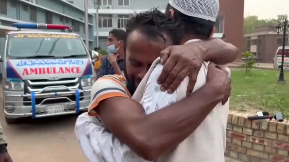 Autobús cae al río Padma
