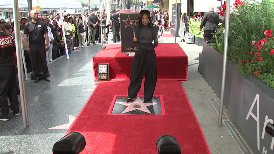 Brandy recibe estrella en el Paseo de la Fama