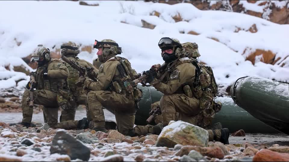 Royal Marines realizan reconocimiento en el Ártico