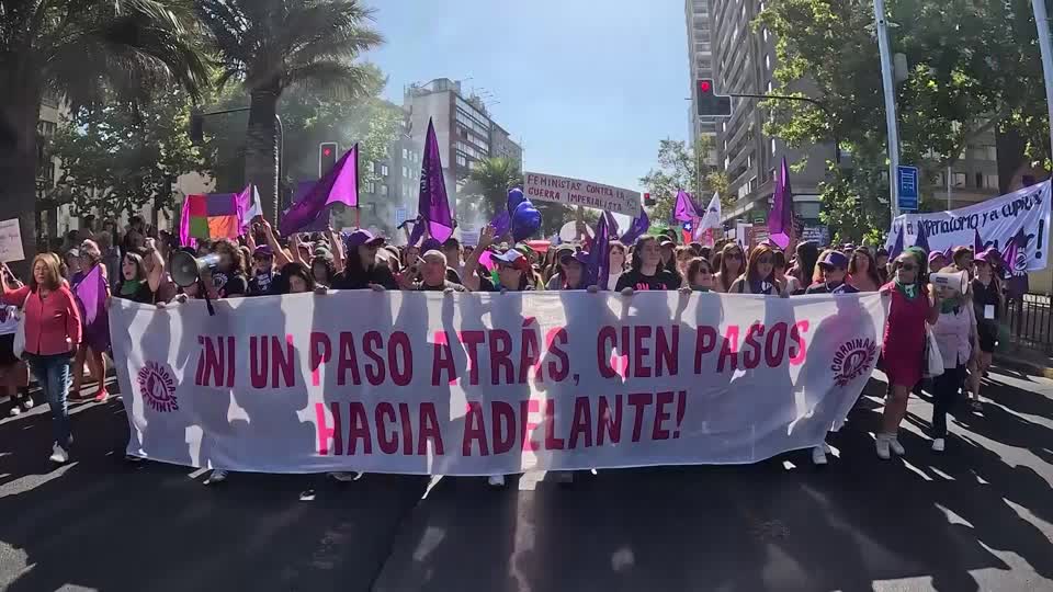 Mujeres marchan en Santiago por derechos