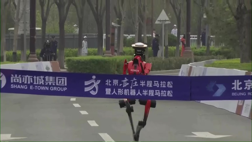 Robots humanoides corren media maratón en Pekín