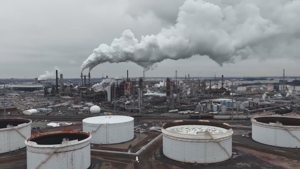 El petróleo supera los 103 dólares por tensiones en Ormuz