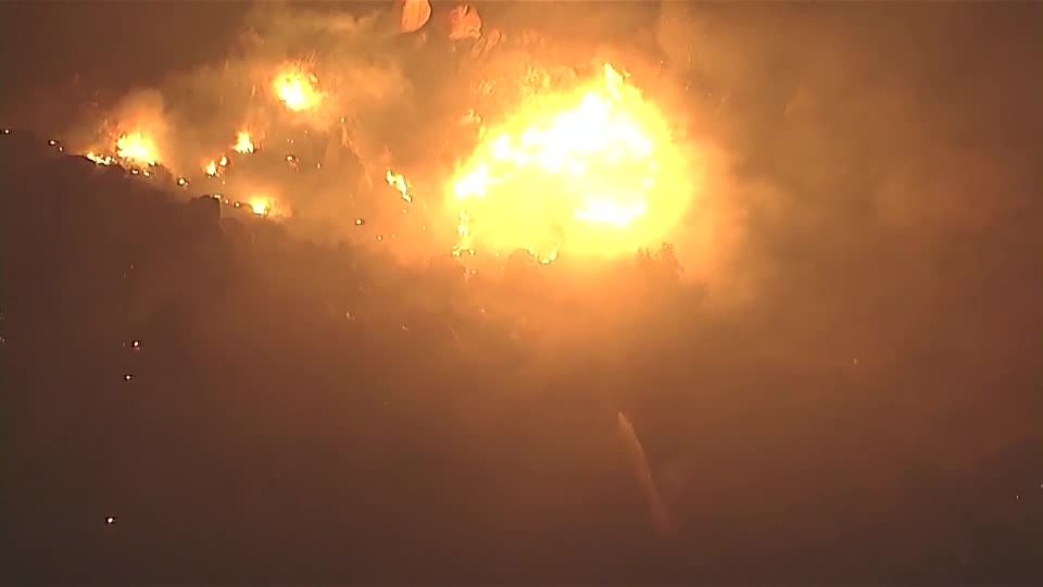 Incendio forestal obliga evacuaciones en California