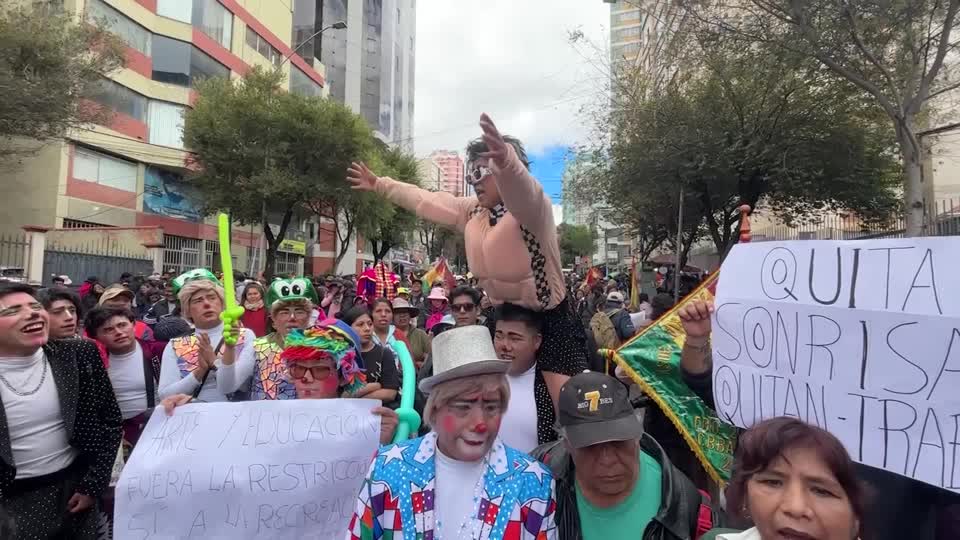 Payasos protestan por veto a espectáculos escolares