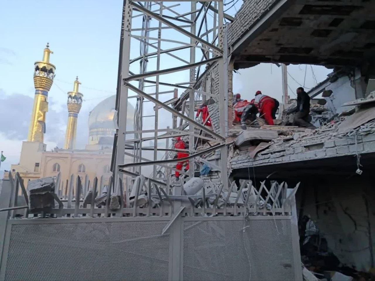 Ataque aéreo impacta mezquita en Irán