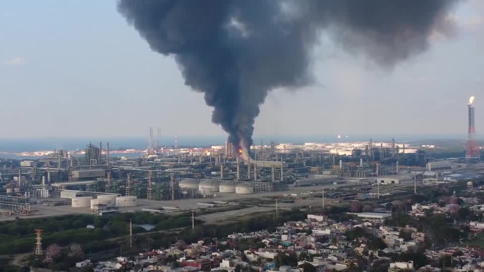 Pemex extingue incendio en Dos Bocas