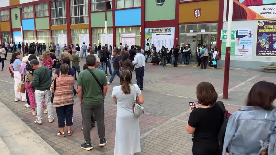 Perú extiende la votación tras el caos electoral
