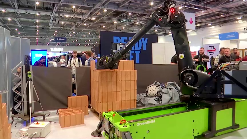 Reino Unido presenta robot albañil para impulsar viviendas