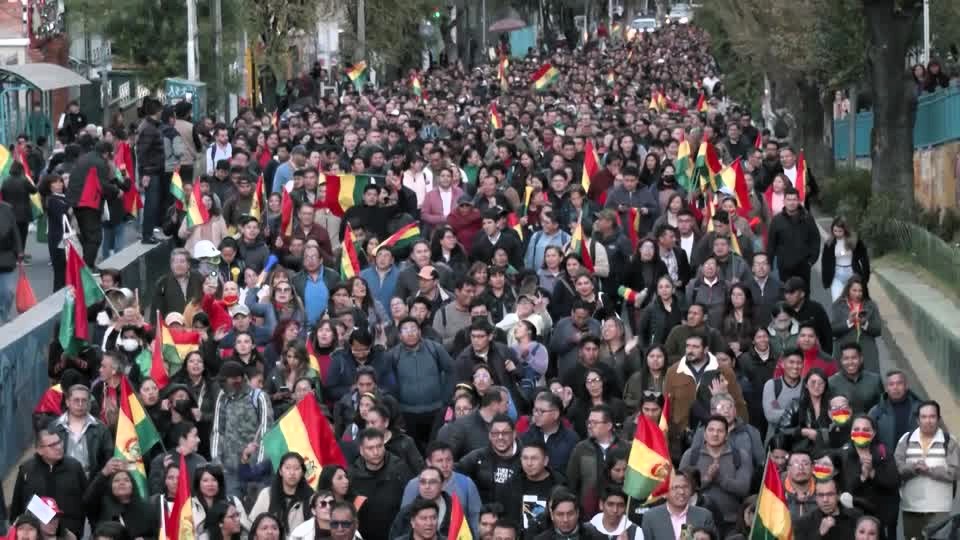 Bolivianos protestan bloqueos de carreteras y escasez