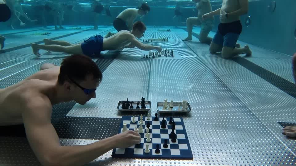 Buceadores y maestros de ajedrez compiten bajo el agua