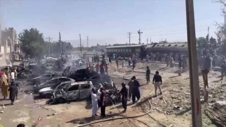 Explosión mortal golpea tren en Quetta Subtítulo: Ataque separatista deja decenas de muertos