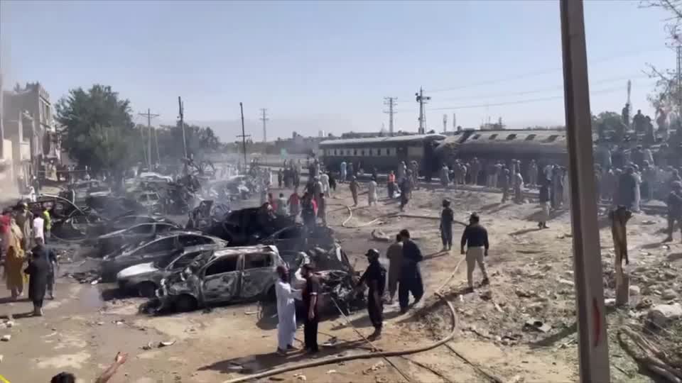 Explosión mortal golpea tren en Quetta Subtítulo: Ataque separatista deja decenas de muertos