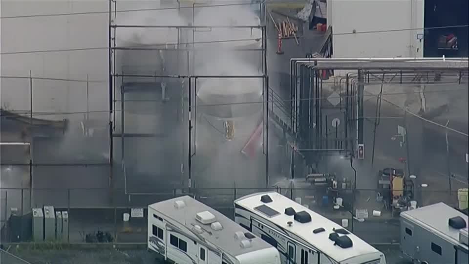 Equipos enfrentan riesgo de tanque químico Subtítulo: Evacuaciones en Los Ángeles siguen por amenaza de explosión
