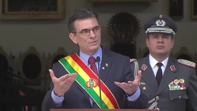 Presidente de Bolivia recorta salarios
