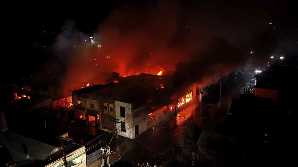 Incendio masivo afecta un almacén en Nueva Jersey