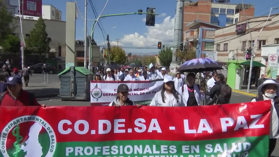 Médicos de Bolivia exigen corredor de ayuda