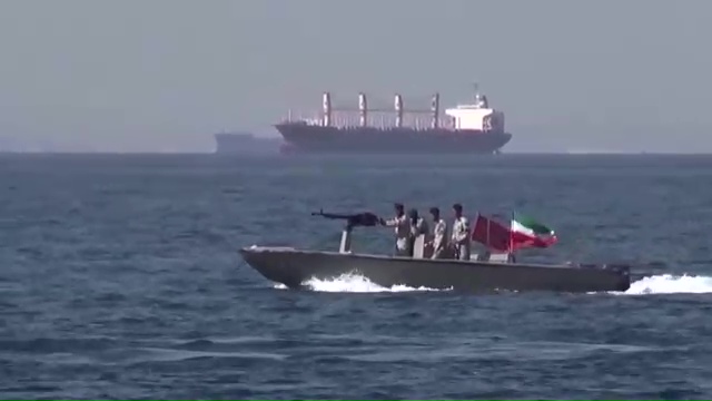 Irán dispara advertencias a buques estadounidenses