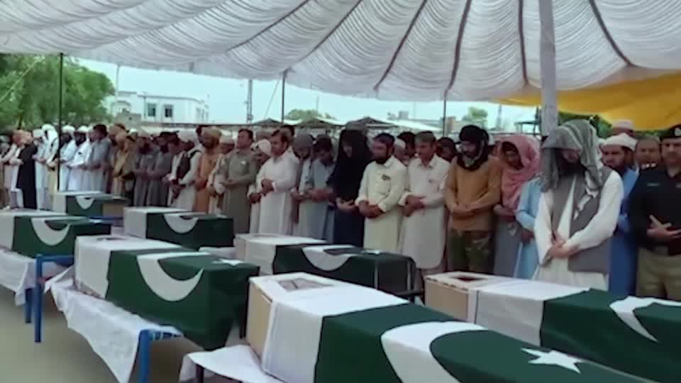 Pakistán despide a policías asesinados