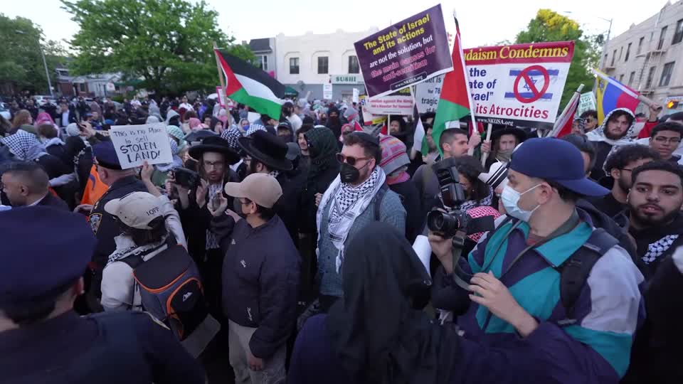 Enfrentamientos frente a sinagoga en Brooklyn