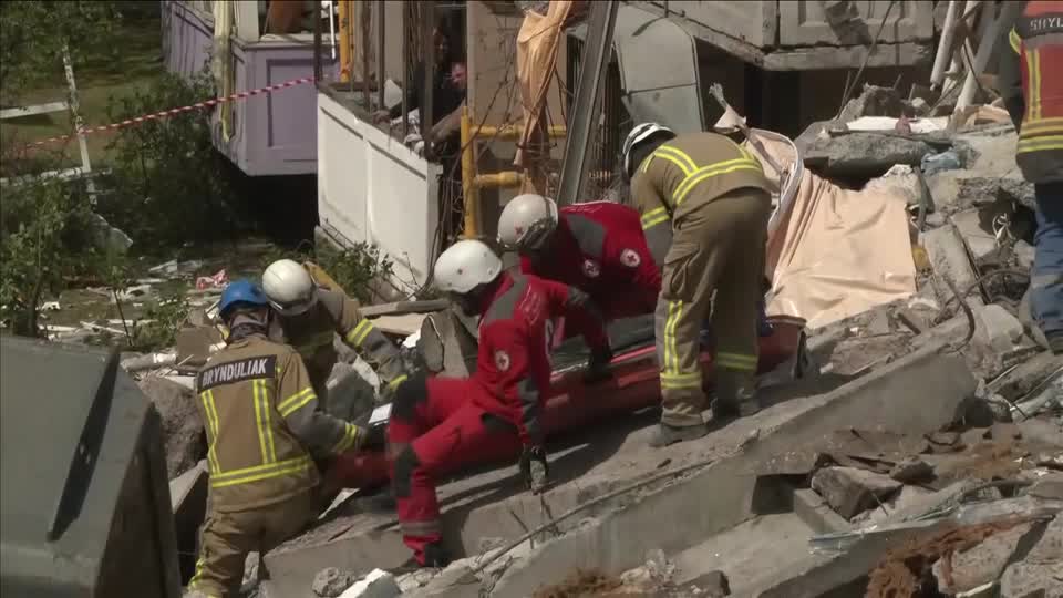 Rescatistas buscan sobrevivientes entre escombros en Kyiv