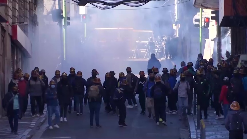 Mineros bolivianos se enfrentan con la policía