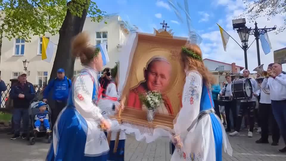 Los casubios reviven la tradición del feretrón