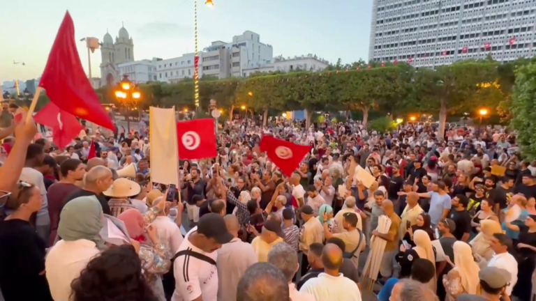Oposición tunecina protesta contra el presidente Saied