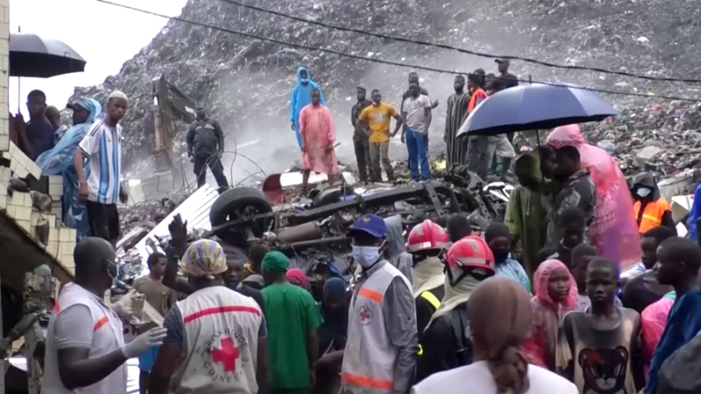 Deslizamiento de vertedero en Guinea mata a 30 personas